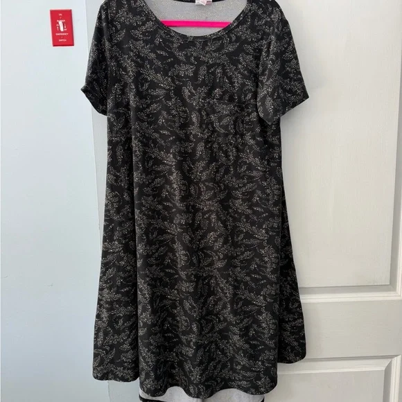 Elegant Black and Gold Patterned Dress - Picture 1 of 2